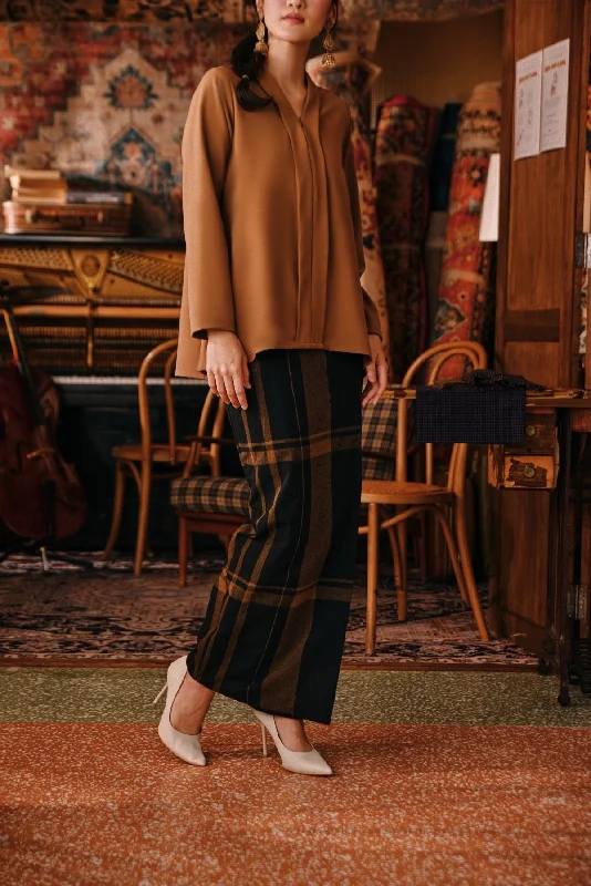 The Akar Kita Women Folded Skirt - Rustique leather skirt refined