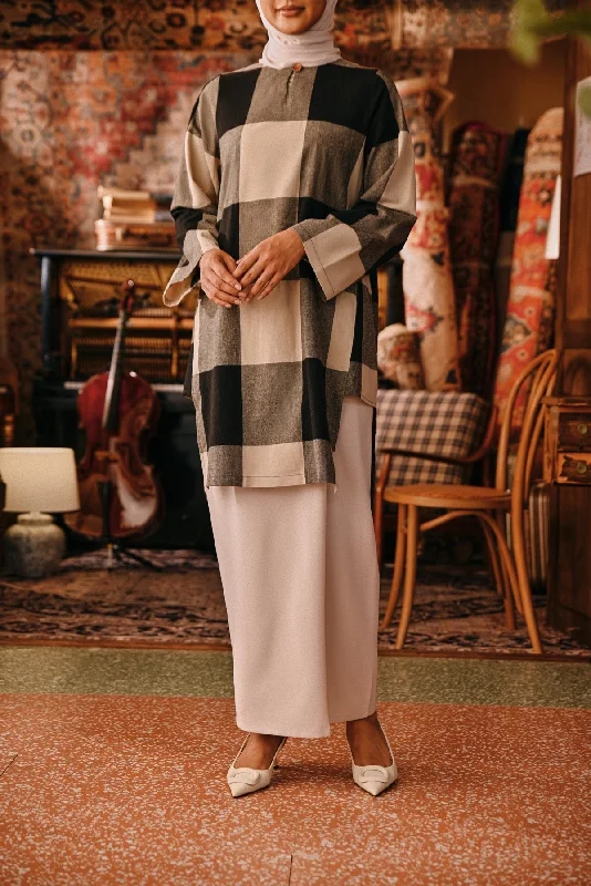 The Akar Kita Women Folded Skirt - Fog Cream lightweight skirt design