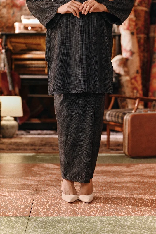 The Akar Kita Women Folded Skirt - Nature Black leather skirt modern