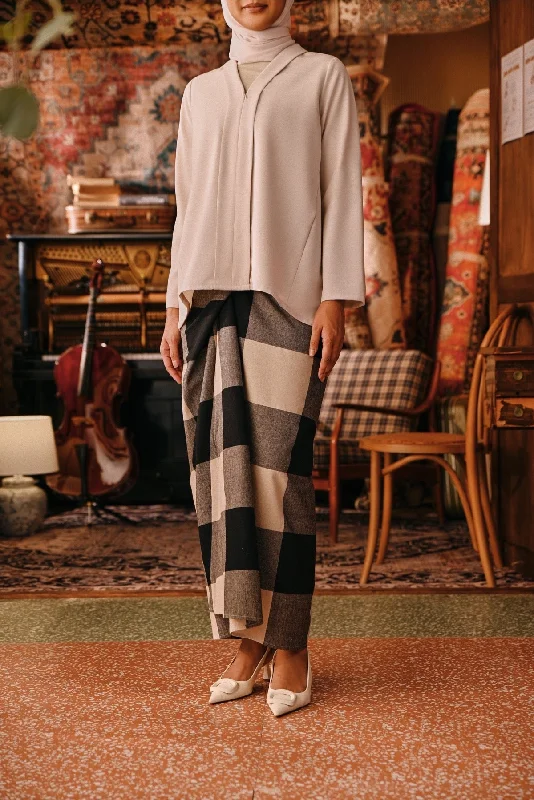 The Akar Kita Women Wrap Skirt - Black Square flowy skirt hem
