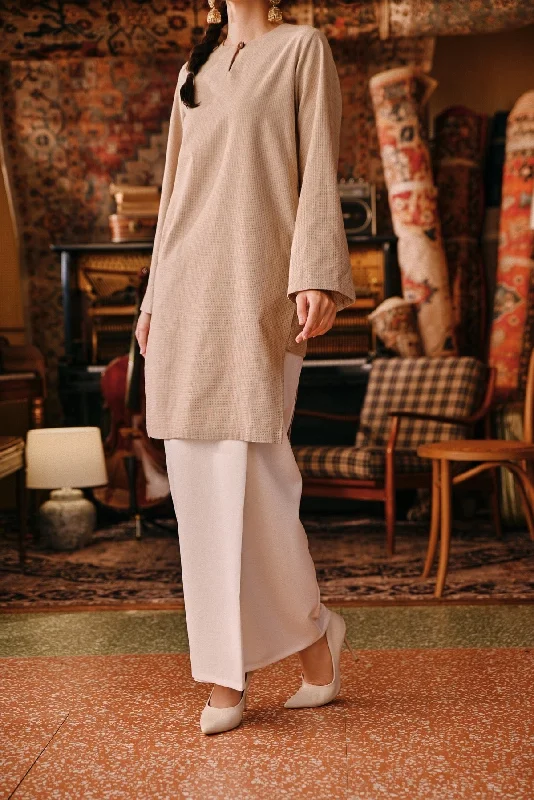 The Akar Kita Women Folded Skirt - Off White athletic skirt fit